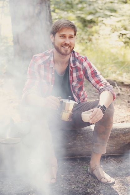 Photo gratuite homme buvant du café en forêt