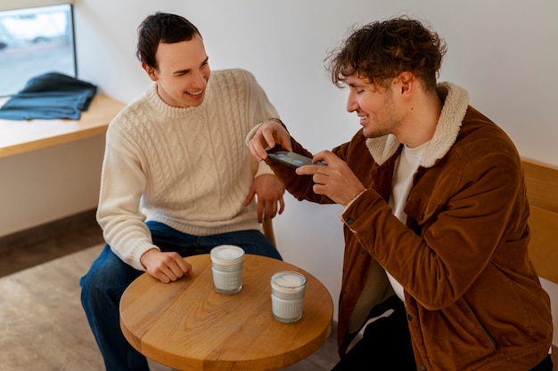 Photo gratuite un homme buvant du thé matcha