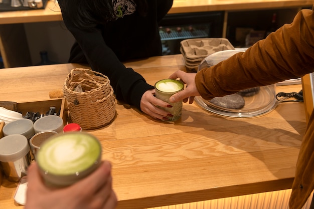 Photo gratuite un homme buvant du thé matcha