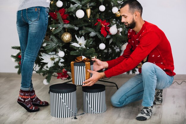 Homme avec cadeau près de femme