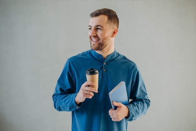 Homme avec café isolé en studio