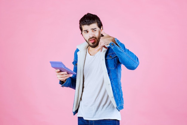 Homme avec calculatrice demandant d'appeler