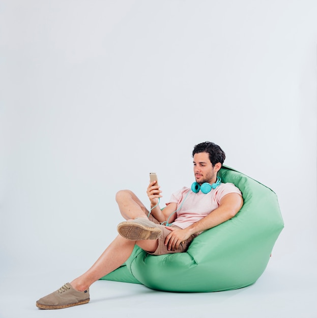 Homme sur un canapé avec un smartphone