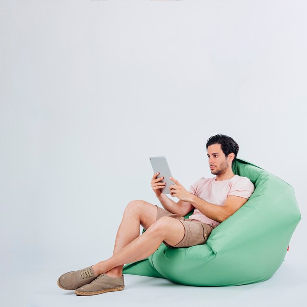 Homme sur canapé avec tablette