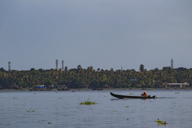 Photo gratuite homme sur canoë