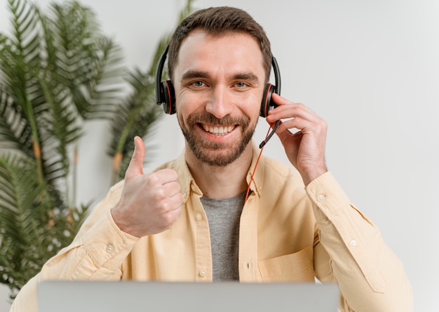 Homme avec casque ayant un appel vidéo