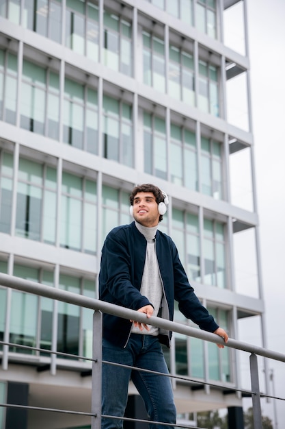 Homme avec un casque coup moyen