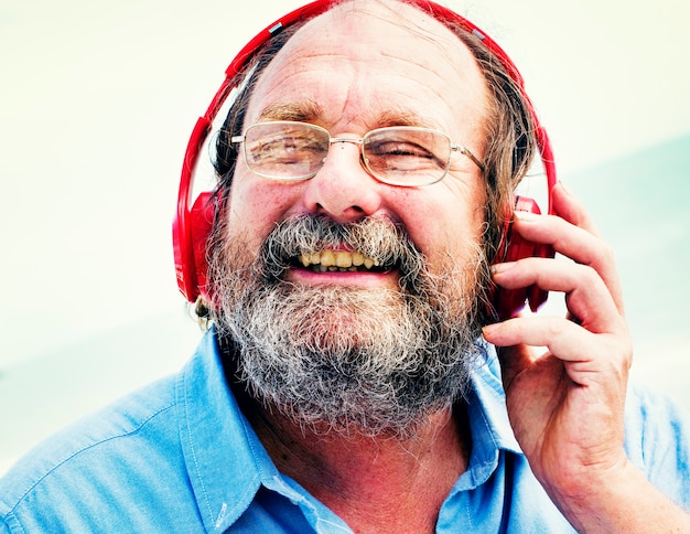 Homme casque écoute le concept de bonheur de la musique