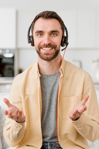 Homme avec casque pour appel vidéo