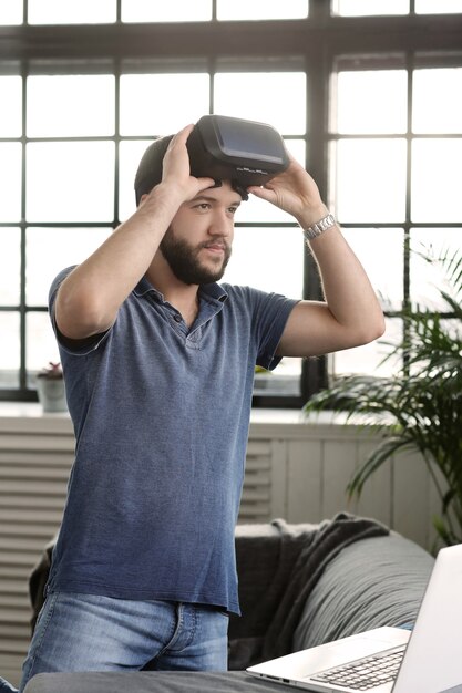 Homme avec casque VR