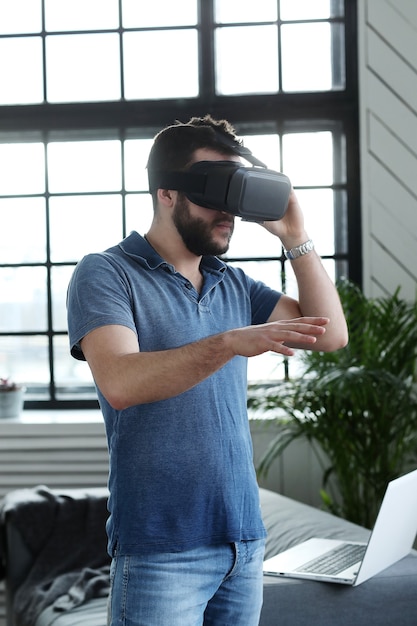 Homme Avec Casque Vr