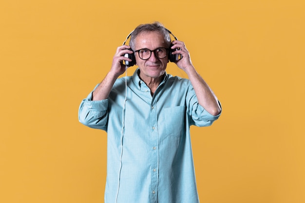 Homme avec un casque