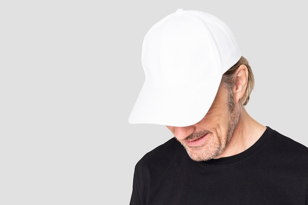 Homme en casquette blanche pour un shooting de vêtements pour hommes