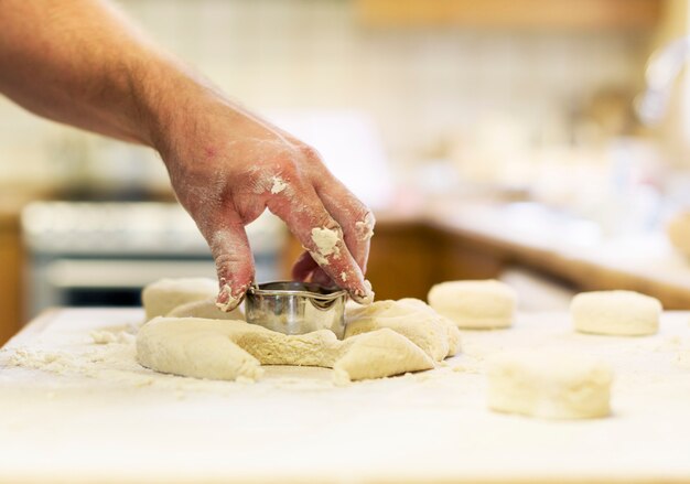 Homme caucasien, cuire des scones à la maison