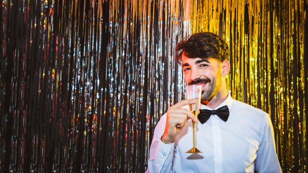 Homme célébrant la nouvelle année avec un verre de champagne