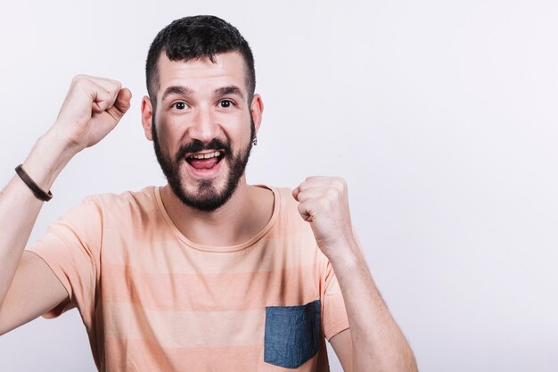 Homme célébrant le succès