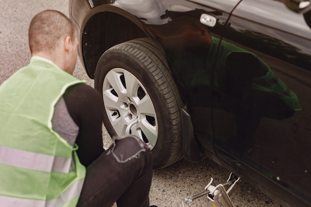 Homme, changer, cassé, roue, voiture