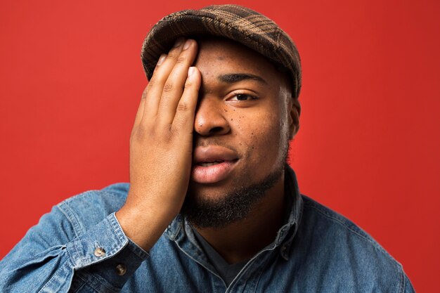 Homme avec chapeau couvrant la moitié du visage