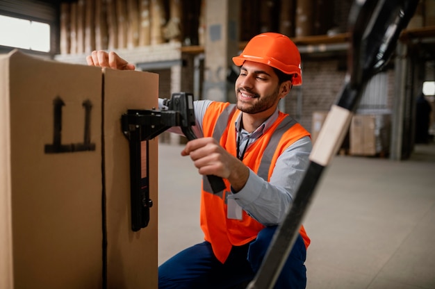 Photo gratuite homme avec chapeau de sécurité travaillant