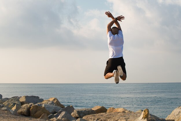 L&#39;homme chauve libre saute et gifle les mains