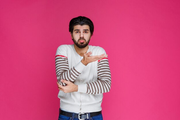 L'homme en chemise blanche a l'air confus et perdu.