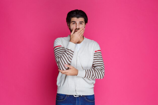 L'homme en chemise blanche a l'air inexpérimenté et perdu.