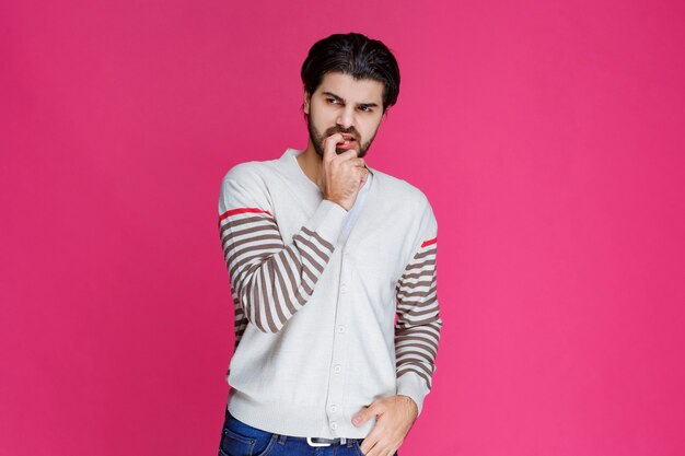 L'homme en chemise blanche a l'air inexpérimenté et perdu.