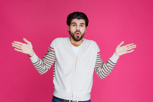 L'homme en chemise blanche a l'air inexpérimenté et perdu.