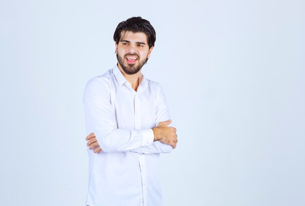 Homme en chemise blanche donnant des poses neutres