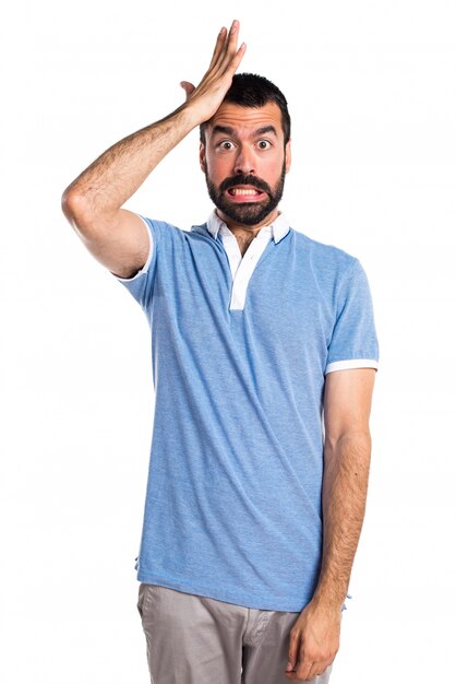 Un homme avec une chemise bleue ayant des doutes