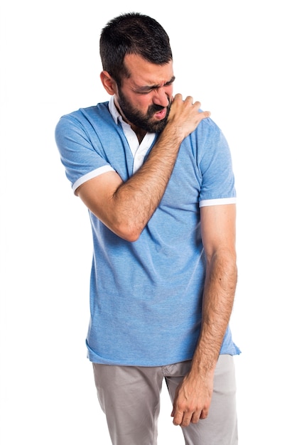 Homme avec chemise bleue avec douleur à l&#39;épaule