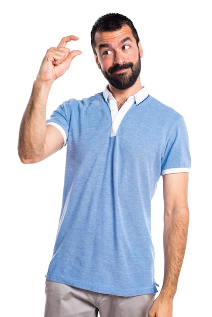 Homme avec chemise bleue faisant signe minuscule