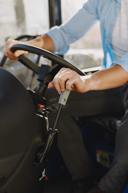 Homme En Chemise Bleue. Guy Dans Un Tracteur. Machines Agricoles.