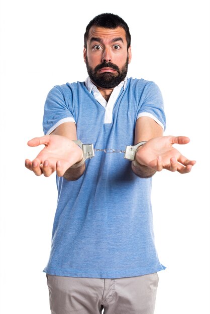 Homme avec chemise bleue avec menottes