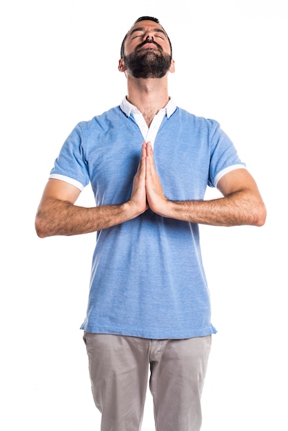 Homme avec chemise bleue en position zen