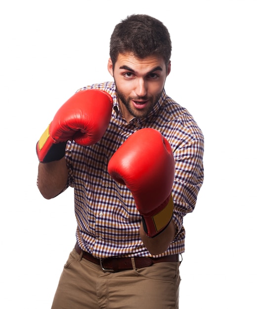 L&#39;homme en chemise à carreaux avec des gants de boxe