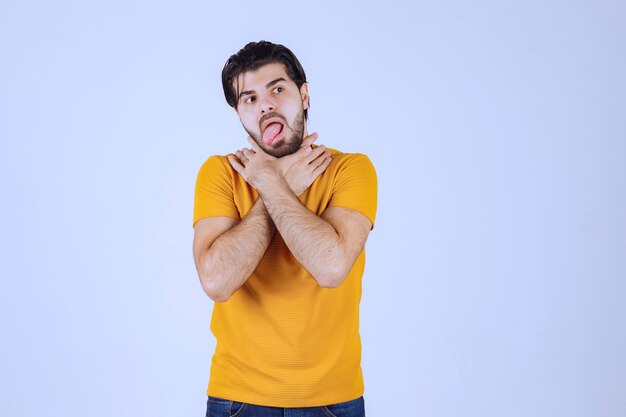 L'homme en chemise jaune a l'air effrayé et ravi