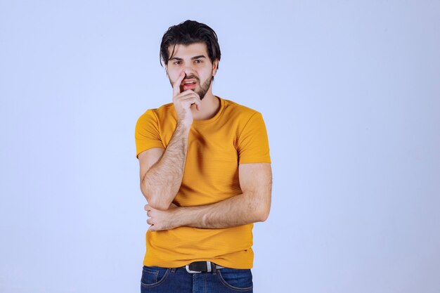 L'homme en chemise jaune semble douteux et pense