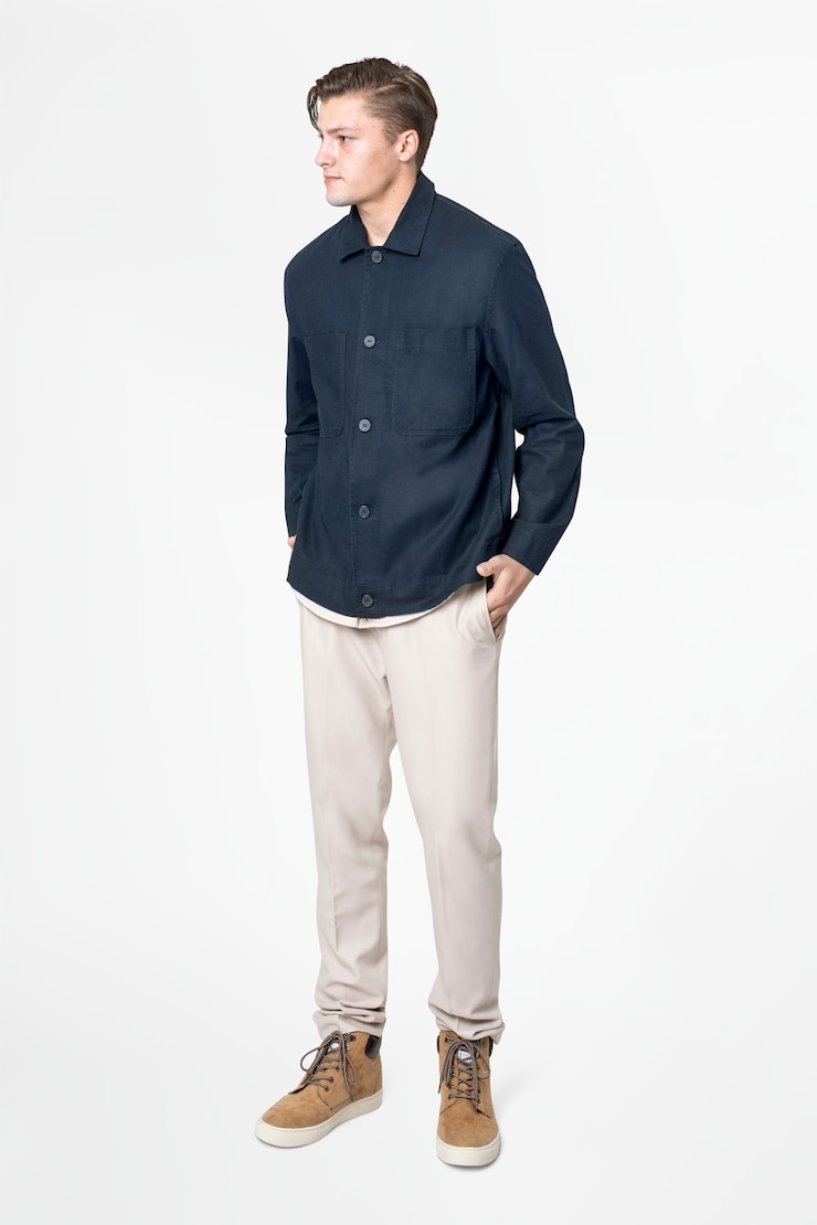 Photo gratuit homme en chemise et pantalon bleu marine vêtements décontractés mode corps entier