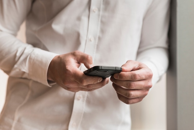 Homme en chemise avec téléphone