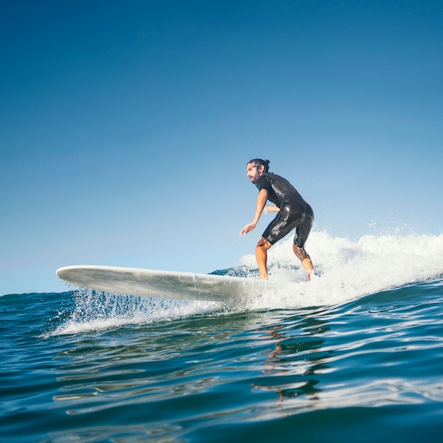 Homme chevauchant sa planche de surf