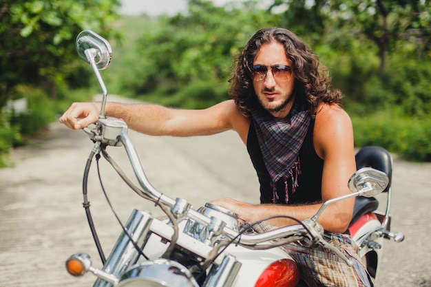 Homme à cheveux long avec moto
