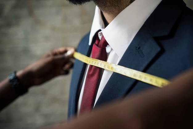 Homme chic dans le magasin de tailleur