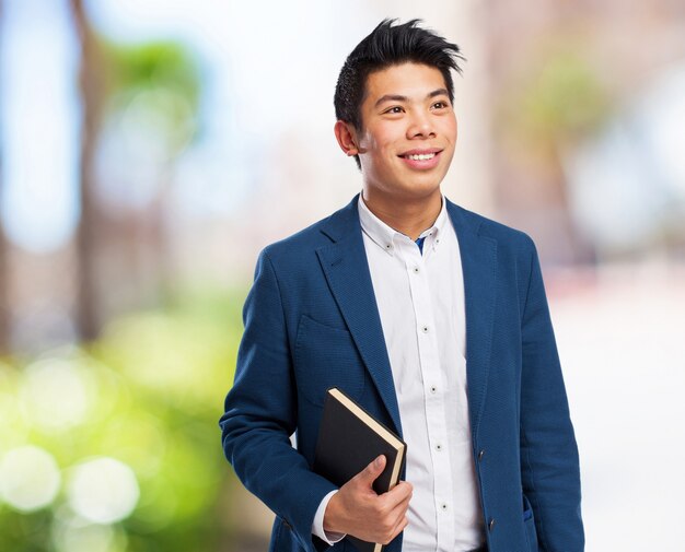 homme chinois avec le livre