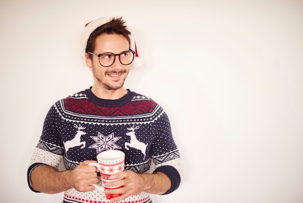 Homme, à, chocolat chaud, debout, devant, mur