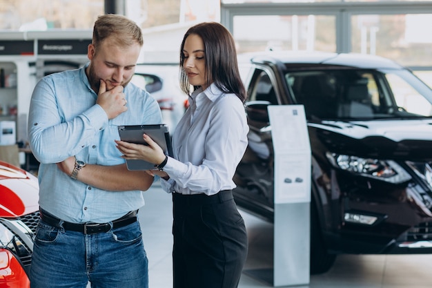 Homme choisissant une voiture et parler avec le vendeur