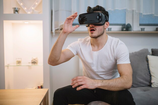Homme choqué dans des lunettes VR