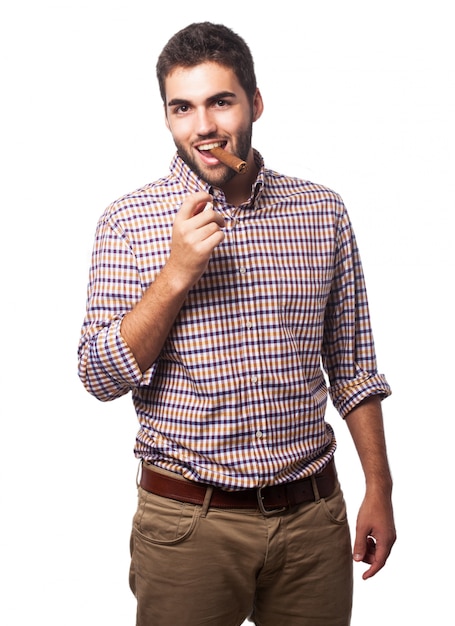 Photo gratuite l'homme avec un cigare à la bouche