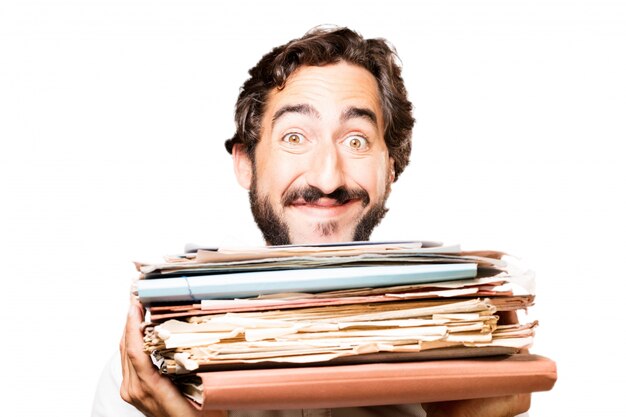 L&#39;homme avec un classeur et une pile de papiers