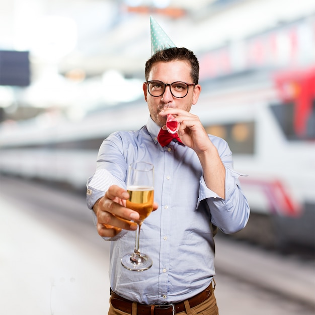 L&#39;homme coiffé d&#39;un chapeau rouge noeud papillon et partie. La tenue d&#39;un gla champagne